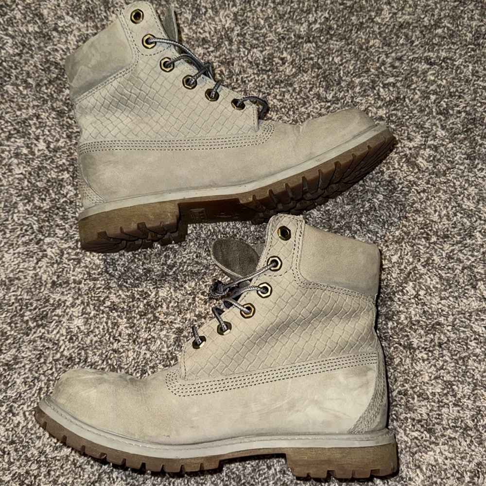Woman’s 7.5 Timberland Gray Leather Boots - Picture 3 of 9